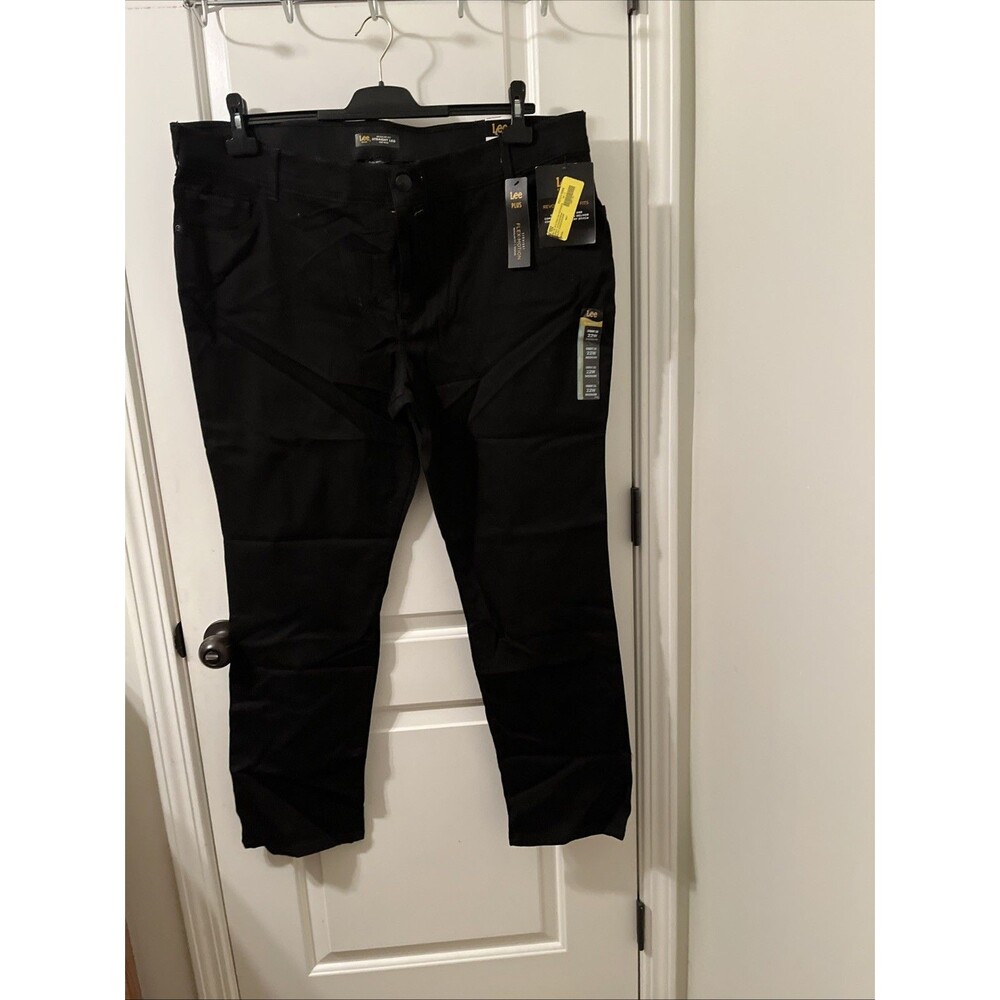 Lee Women's 22W Medium Regular Fit Straight Leg Mid Rise Black Jeans Stretch